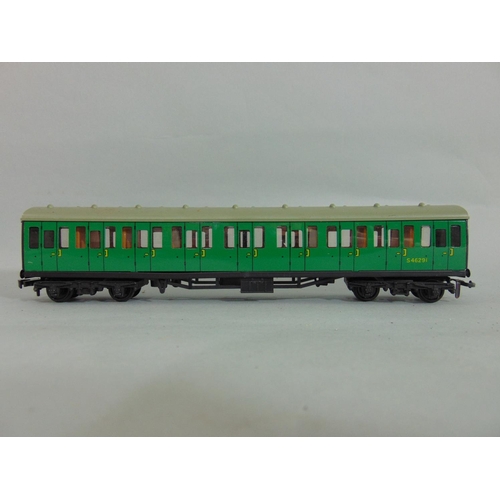 139 - Box of 21 Hornby Dublo coaches in Southern Rail green livery (21)