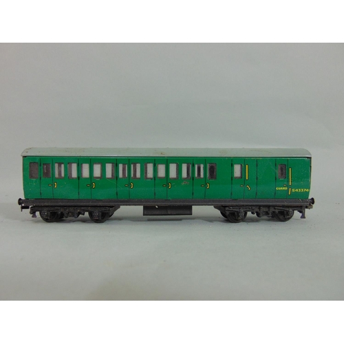 139 - Box of 21 Hornby Dublo coaches in Southern Rail green livery (21)