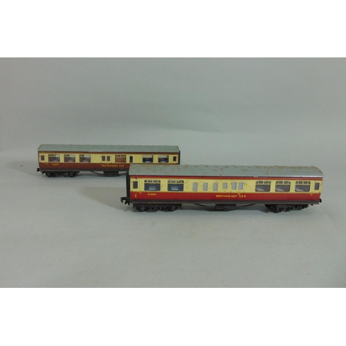 142 - Approx 45 Hornby Dublo coaches together with 4 Hornby Dublo flat wagons (one repainted) (3 trays)