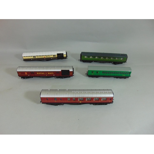 142 - Approx 45 Hornby Dublo coaches together with 4 Hornby Dublo flat wagons (one repainted) (3 trays)