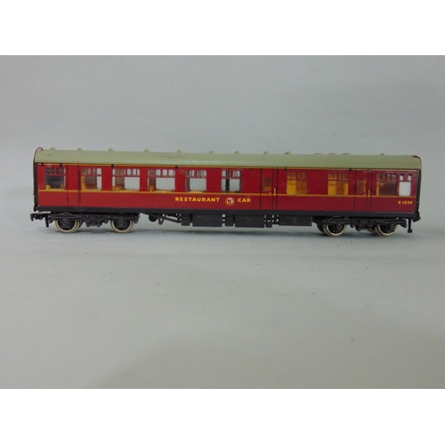 143 - Hornby Dublo Super Detail coaches in crimson including a Restaurant Car and 2 Sleeping Cars (22) (2 ... 