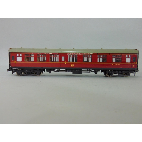 143 - Hornby Dublo Super Detail coaches in crimson including a Restaurant Car and 2 Sleeping Cars (22) (2 ... 