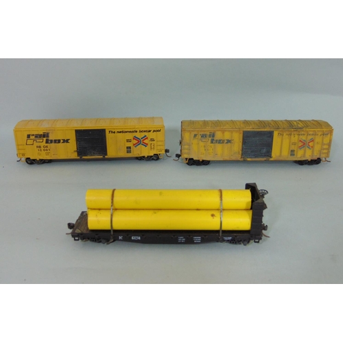 205 - Large collection  of unbranded North American style HO gauge locomotives coaches, box cars, wagons, ... 