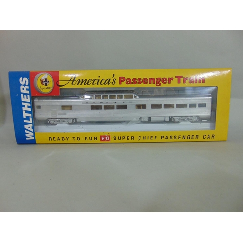 209 - 4 Santa Fe HO Super Chief silver coaches by Walthers in original boxes, nos 932-9003/9006/9004/9008 ... 