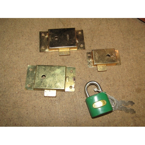 1813 - A large quantity of mainly unused brass locks and keys, small padlocks, a number of used/reclaimed c... 