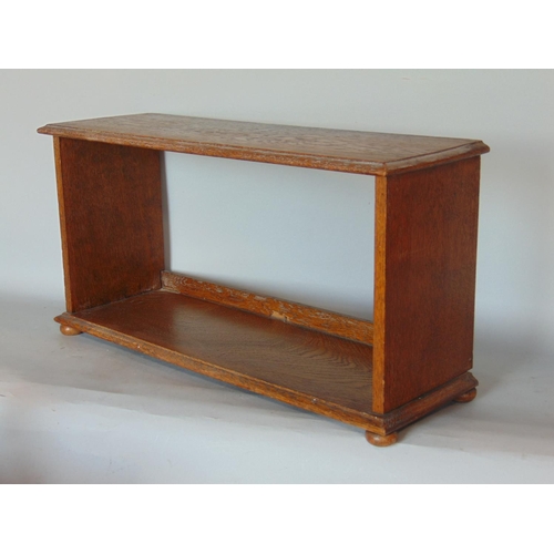 1428 - A vintage sewing box fitted with various accessories, together with two table top oak book shelves (... 