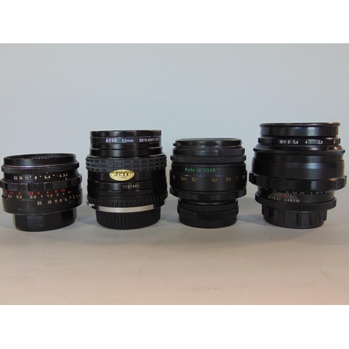 1452 - A baize lined case containing six various lenses to include Pentacon 4/200 lens, further Helios-44-2... 