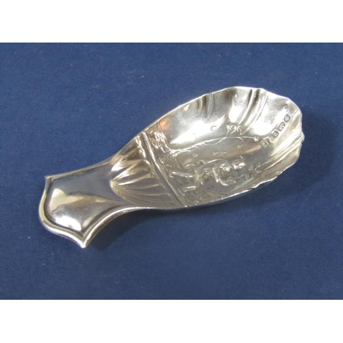 825 - A good quality early 20th century silver caddy spoon, the scalloped bowl embossed with a tea picker,... 