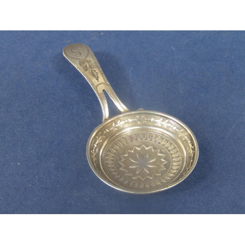 826 - Good Georgian silver 'frying pan' caddy spoon, the bowl embossed with a star and various other bande... 