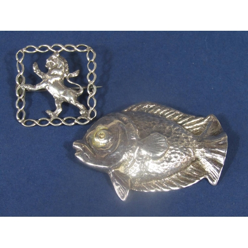 830 - Sterling silver brooch in the form of a fish, 6cm long, together with a further silver brooch in the... 