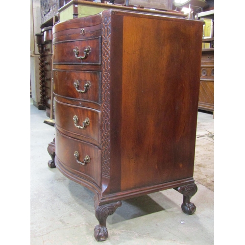 1925 - A good quality Georgian style mahogany bachelors chest, the serpentine front with brushing slide ove... 