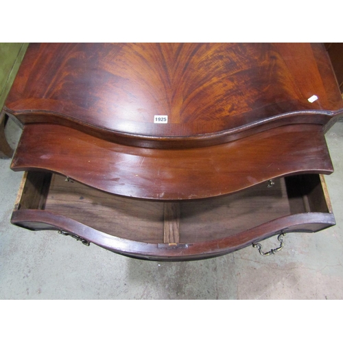 1925 - A good quality Georgian style mahogany bachelors chest, the serpentine front with brushing slide ove... 