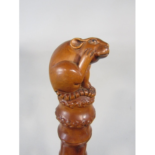 1264 - A good carved Japanese simulated bamboo fruit wood walking stick, mounted by a carved rat knop and s... 