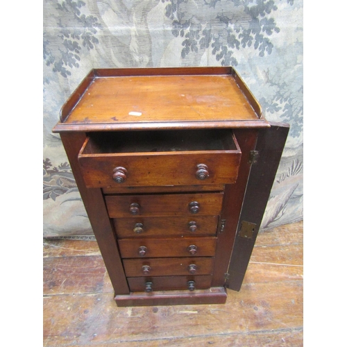 2172 - A small 19th century mahogany Wellington chest of seven graduated drawers with central locking syste... 