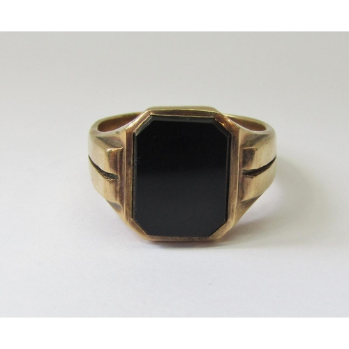 866 - 9ct onyx signet ring, size Q, 8.1g