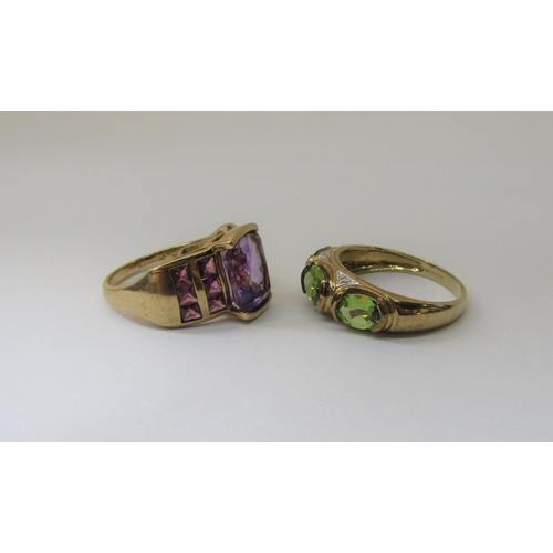 870 - Two 9ct gem set dress rings; an amethyst example and a chrysoprase example, sizes Q & S, 8.4g total ... 