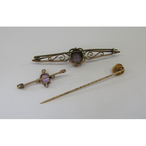 881 - Group of antique gold jewellery comprising a 15ct stick pin with blue spinel knot terminal, a 9ct am... 