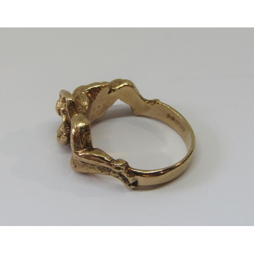 918 - 1970s 9ct cast ring in the form of a couple embracing, size Q/R, 9.2g