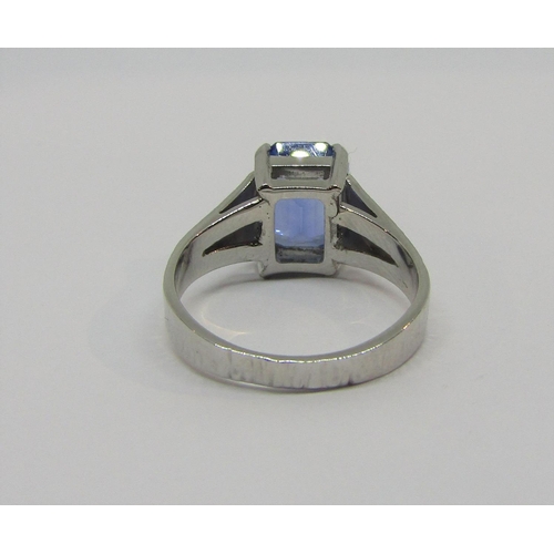 919 - 18ct white gold emerald-cut sapphire ring with textured shank, 8.5 x 6.5mm approx, size I/J, 4g