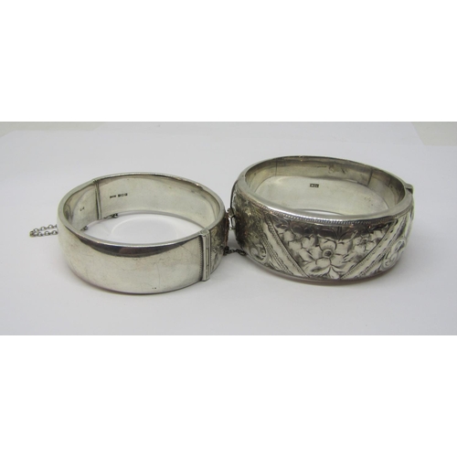 963 - Silver hinged bangle with gold Tudor rose decoration and engraved foliate detail, maker 'L & Co' and... 