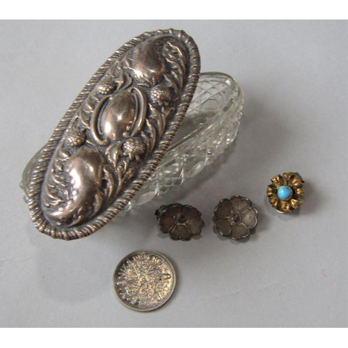 975 - Interesting mixed lot of jewellery to include a tortoiseshell silver pique work pendant depicting an... 