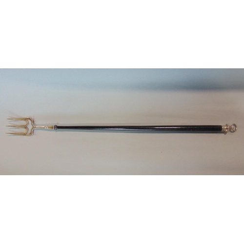 855 - Edwardian silver and ebony toasting fork, the silver blades and ring hook, London 1902 by Holland, A... 