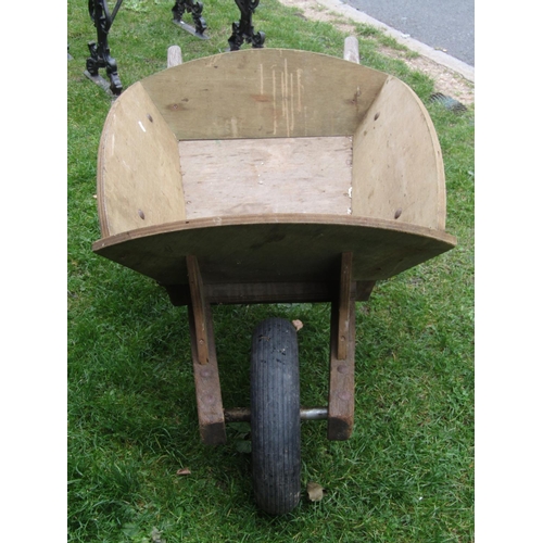 2061 - A traditional wooden wheelbarrow with pneumatic tyre