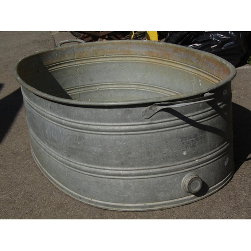 2109 - A continental oval galvanised two handled bath with screw cap plug hole, 93 cm long (excluding handl... 