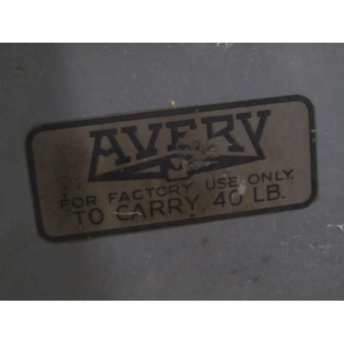 2114 - A vintage Avery industrial cast iron set of scales, ratio 9-1 to carry 40 1b