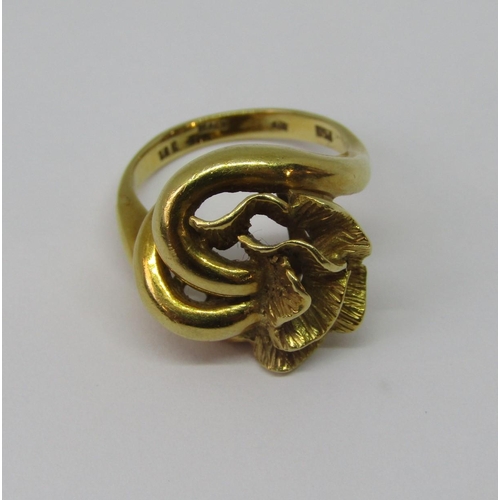 1302 - 18ct stylised floral dress ring, size M, 8.7g