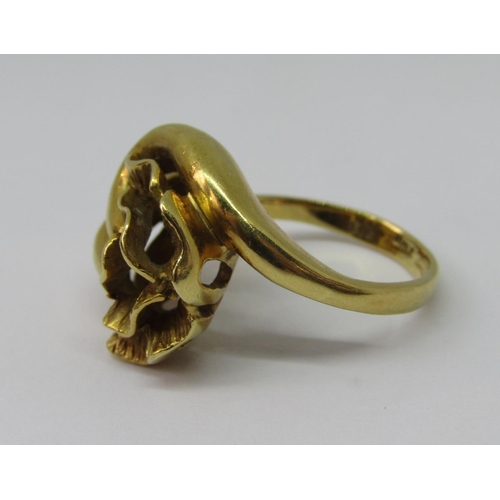 1302 - 18ct stylised floral dress ring, size M, 8.7g