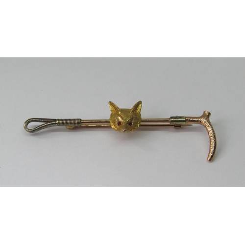 1309 - 9ct tri-colour stock pin in the form of a riding crop, with applied fox mask with ruby set eyes, mak... 