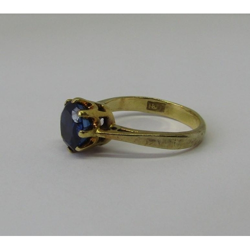 1335 - 18ct claw set sapphire ring, size J, 3.2g