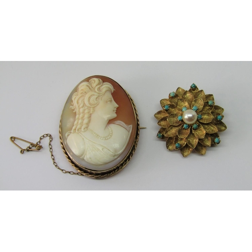 1282 - Vintage 9ct flower head brooch / pendant by Zeeta, with turquoise and pearl decoration and brushed f... 