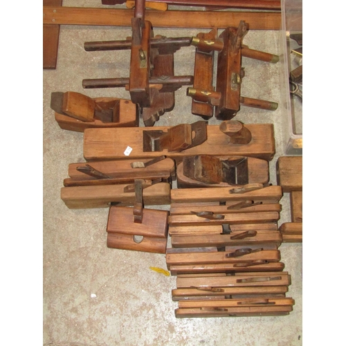 2290a - A collection of vintage carpentry tools mainly a variety of planes, square gauges, etc