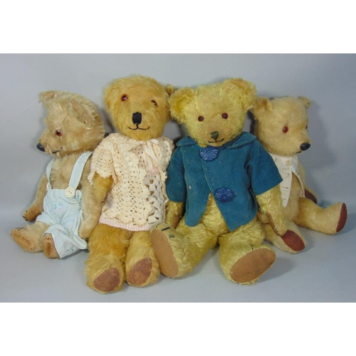 85 - 4 vintage teddies with glass eyes and jointed bodies, including a bear with clipped nose, long limbs... 