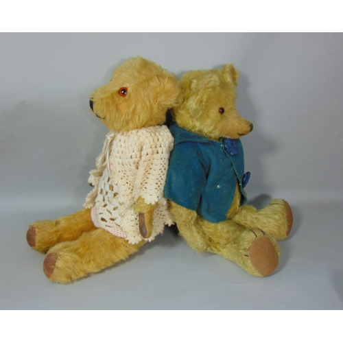 85 - 4 vintage teddies with glass eyes and jointed bodies, including a bear with clipped nose, long limbs... 