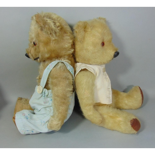 85 - 4 vintage teddies with glass eyes and jointed bodies, including a bear with clipped nose, long limbs... 