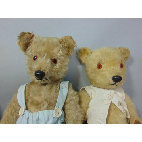 85 - 4 vintage teddies with glass eyes and jointed bodies, including a bear with clipped nose, long limbs... 