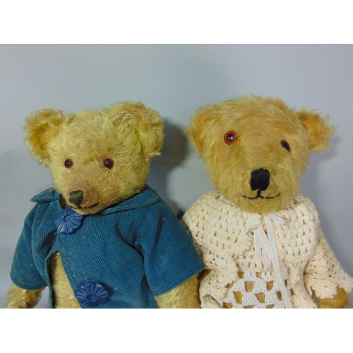 85 - 4 vintage teddies with glass eyes and jointed bodies, including a bear with clipped nose, long limbs... 