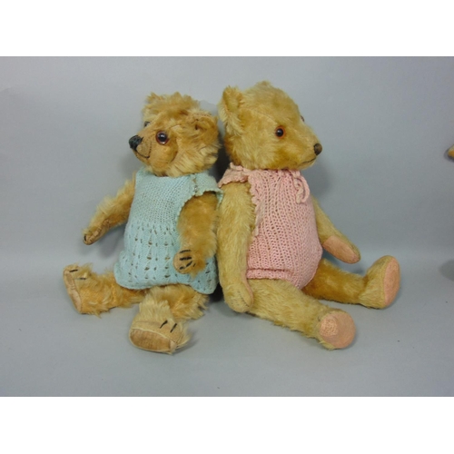 94 - 5 small vintage/ pre war teddy bears, all with  pronounced snout , stitched nose, curved arms and hu... 