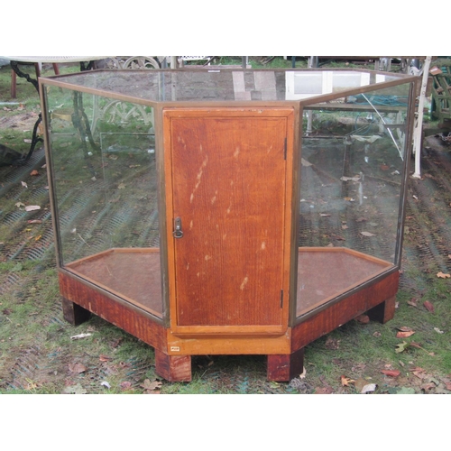 2069 - An art deco style floorstanding brass framed shop display cabinet with canted corners and glazed sur... 