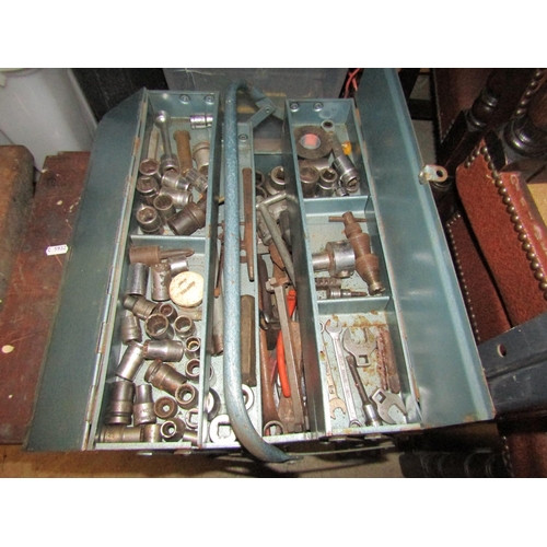 2182 - A Brooks 56 1b anvil, further 56 1b weight, vintage cased tap and die sets, quantity of old keys, to... 