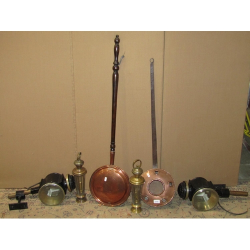 2194 - A collection of 19th century and later metalware etc to include a large long handled frying pan, two... 