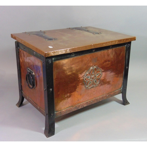 539 - A good quality Arts & Crafts copper and iron framed coal box with hinged lid with exposed strapwork ... 