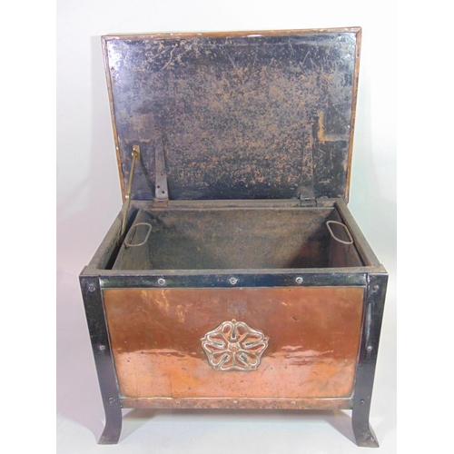 539 - A good quality Arts & Crafts copper and iron framed coal box with hinged lid with exposed strapwork ... 