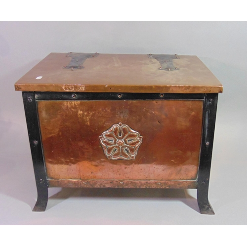 539 - A good quality Arts & Crafts copper and iron framed coal box with hinged lid with exposed strapwork ... 