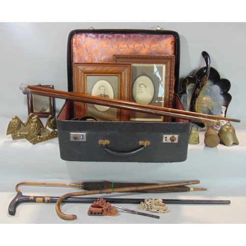 1868 - Suitcase containing 1 pair of bookends, lacquered crumb tray and brush, leather belts. 5 sticks and ... 