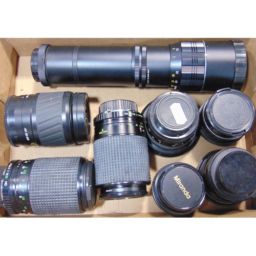 566 - A group of prime and zoom lenses with mixed camera mounts.