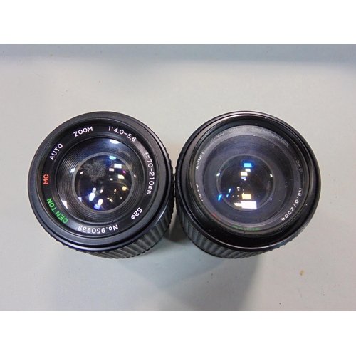 566 - A group of prime and zoom lenses with mixed camera mounts.